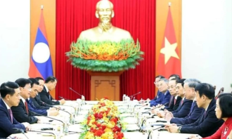 Vietnamese Party chief meets top Lao leader in Hanoi